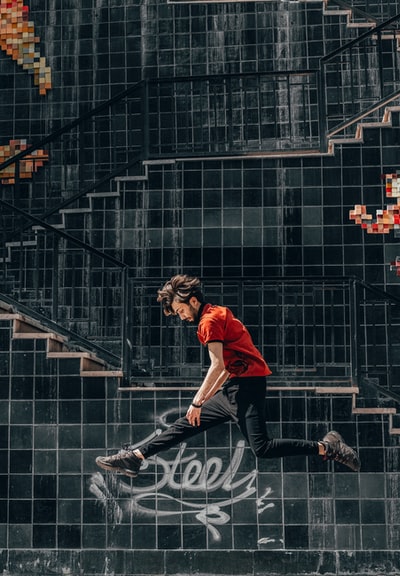 跳楼男子
